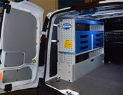 2_Pared izquierda Connect con huecos abiertos con puerta, cajones y accesorios